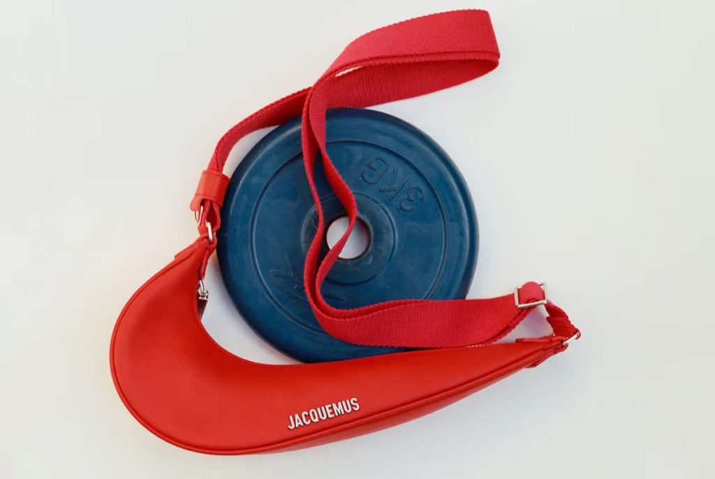 La llamativa e ingeniosa mini cartera Jacquemus con el Swoosh de Nike anticipó la alianza 2024. 