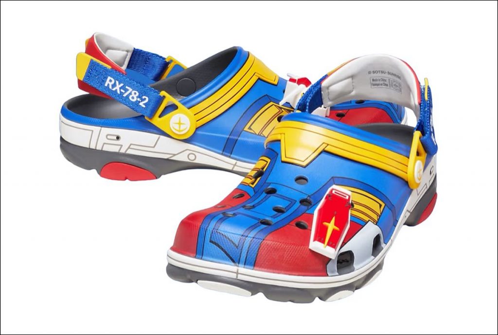 Los zuecos Gundam x Crocs a todo color. 