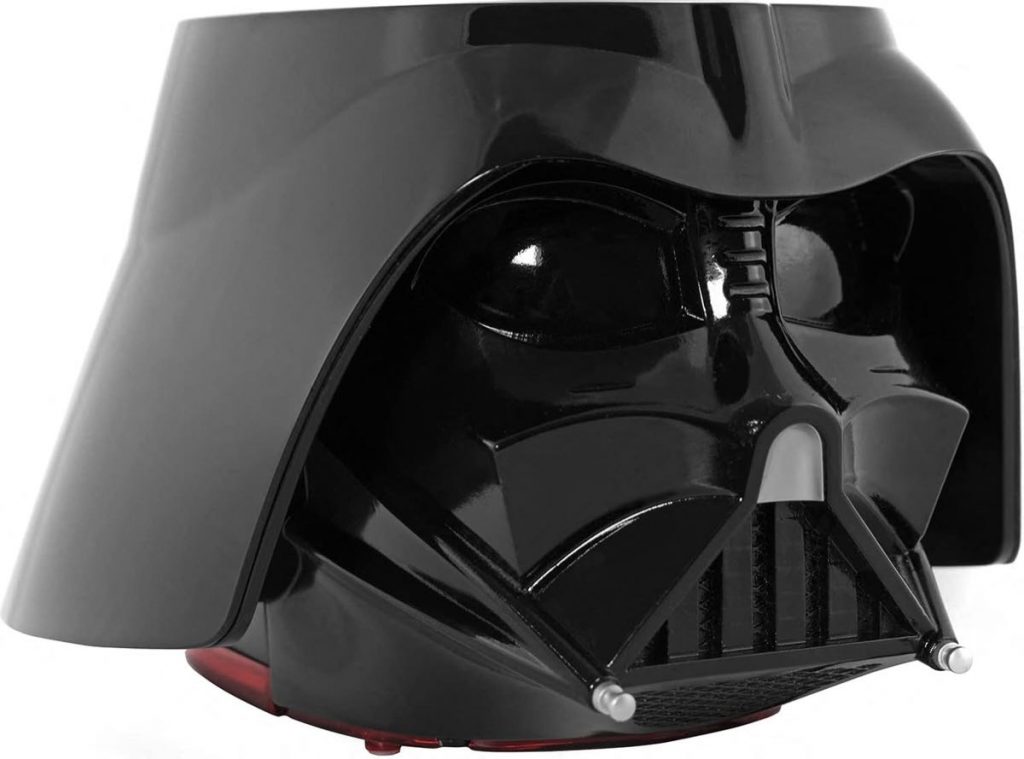 La tostadora de Darth Vader reproduce el característico efecto de sonido de su respiración agitada. 