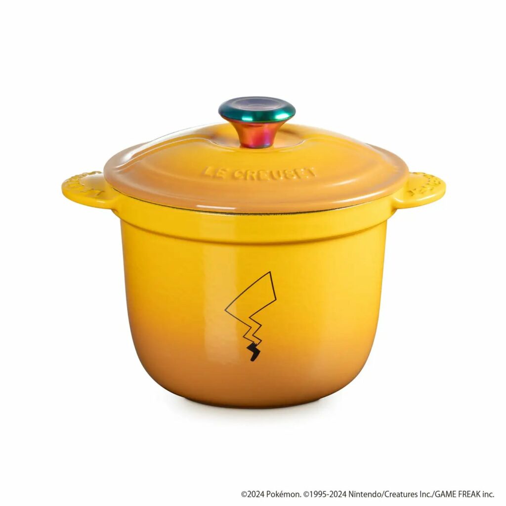 Una imponente olla Cocotte amarilla, producto top de la línea Le Creuset x Pokémon. 