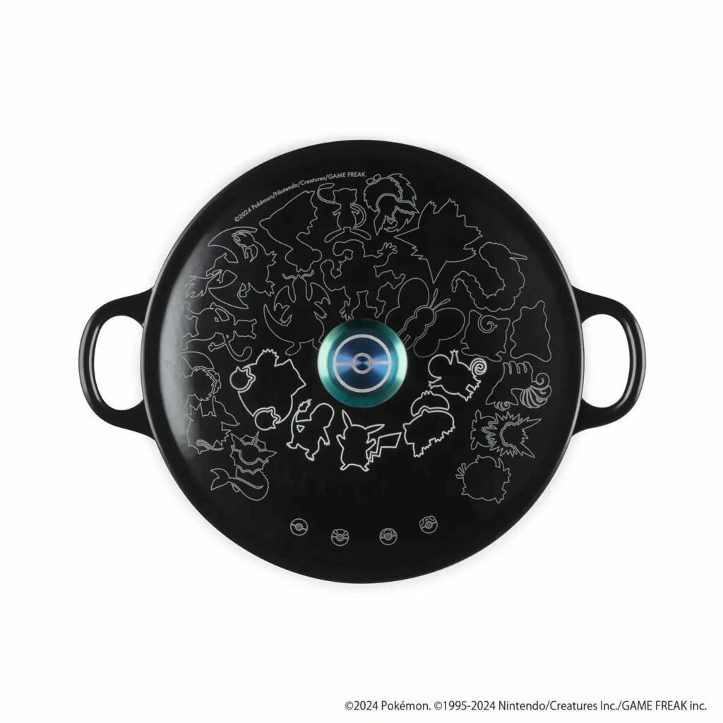 Una elegante olla Marmite negra de Le Creuset x Pokémon. 