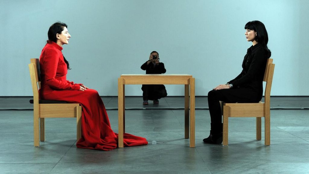 “The Artist Is Present” en el MoMA es otra obra maestra de la perfomance de Marina Abramović. 