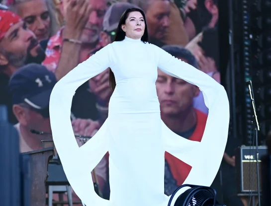 El fabuloso vestido con el símbolo de la paz de  Marina Abramović en Glastonbury