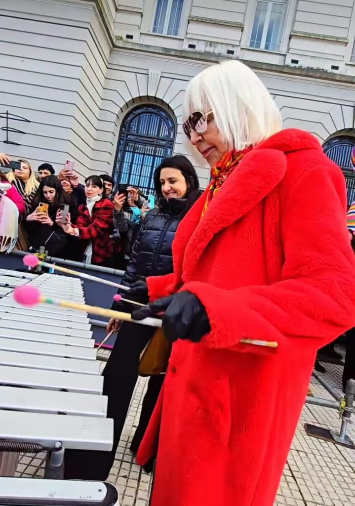 La artista pop Nº1 de Argentina invita a vestirse colores, entrar a su labertino y pedir un deseo. 