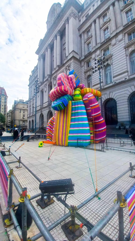 La monumental escultura inflable de Marta Minujín, en la explanada de la calle Sarmiento, frente al fabuloso edificio del CCK. 