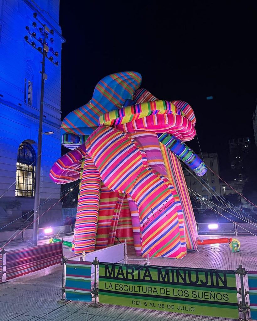 “La escultura de los sueños” es una “antiescultura” que luce diferente según la hora del día y las luces de la ciudad. 