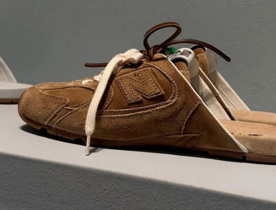 Los mules de Miu Miu y New Balance es el calzado sensación de 2024