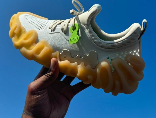 Crocs presentó su nuevo modelo y color "Tahini" de zapatilla x Salehe Bembury