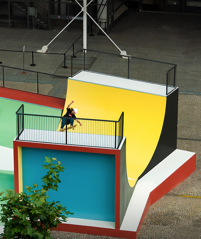 Colorido y geométrico, el skatepark “Cycloïde Piazza” del artista francés Raphaël Zarka. 