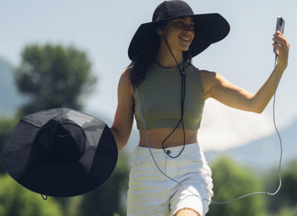 EcoFlow Power Hat es un accesorio de moda, y además permite cargar el celular bajo el sol.  