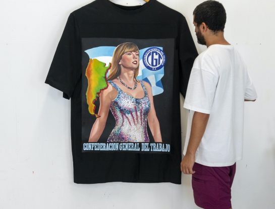 Bienvenidos a la era feliz de Nicolás Romero Escalada: el artista que retrató a Taylor Swift como ícono sindical