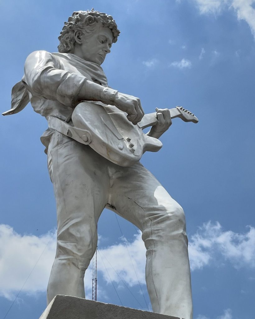 Gustavo Cerati tocando la guitarra, en la imponente escultura de Martín Di Girolamo. 