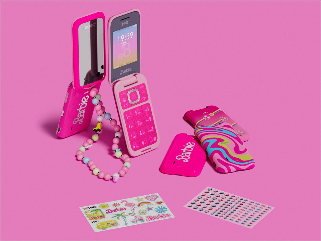 El kit completo del teléfono celular de Barbie incluye gemas brillantes y stickers retro de Barbie. 