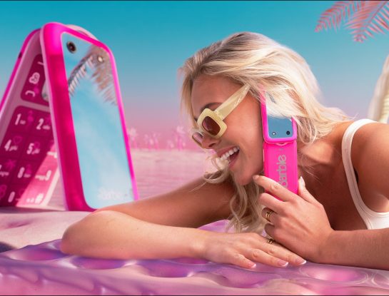Así es el teléfono rosa y plegable de Barbie (orgullosamente "no inteligente")