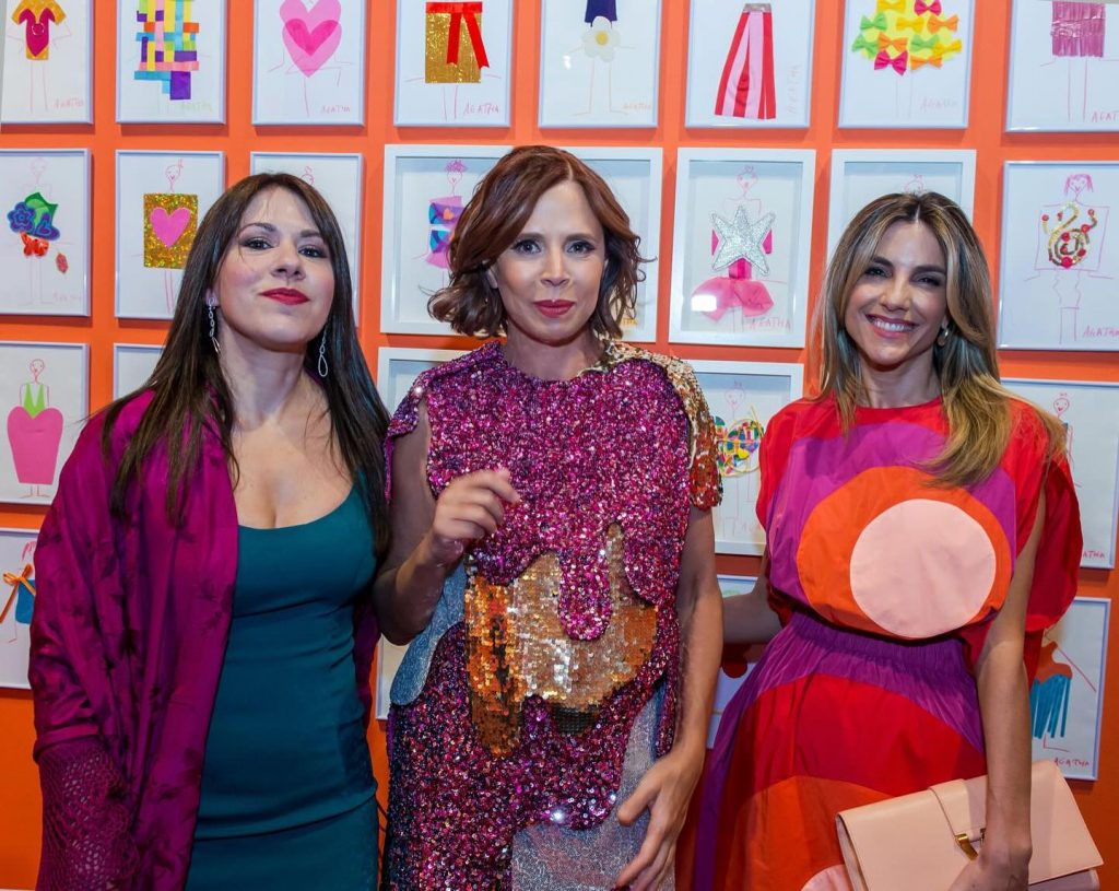 Ágatha Ruiz de la Prada con Carminne Dodero, organizadora del evento, y Belén Ludueña, con un diseño de por la extraordinaria creadora española. 