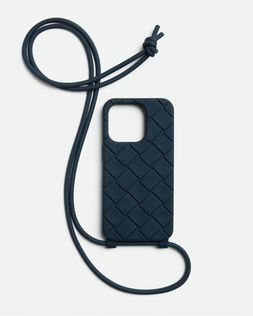 “Tech Rubber Family” de Bottega Veneta presenta fundas para AirPod Max Lite.