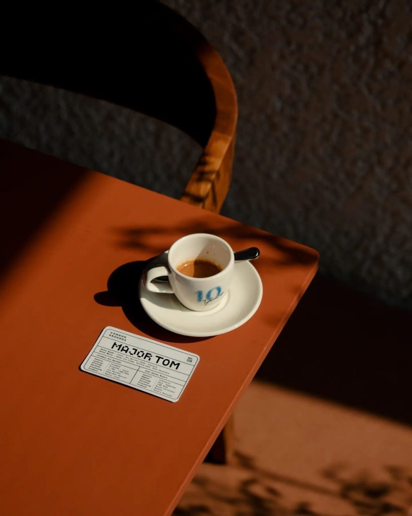 Un café con vista a la cancha de tenis: así es el Common Grounds Terra. 