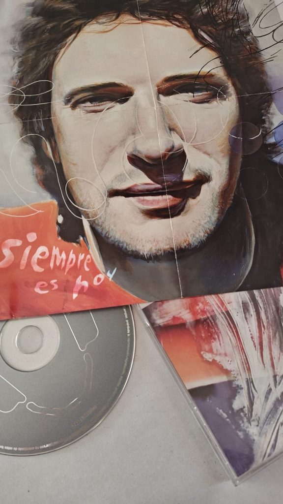 El desplegable iba descubriendo el retrato de Gustavo Cerati realizado por Diego Gravinese. 