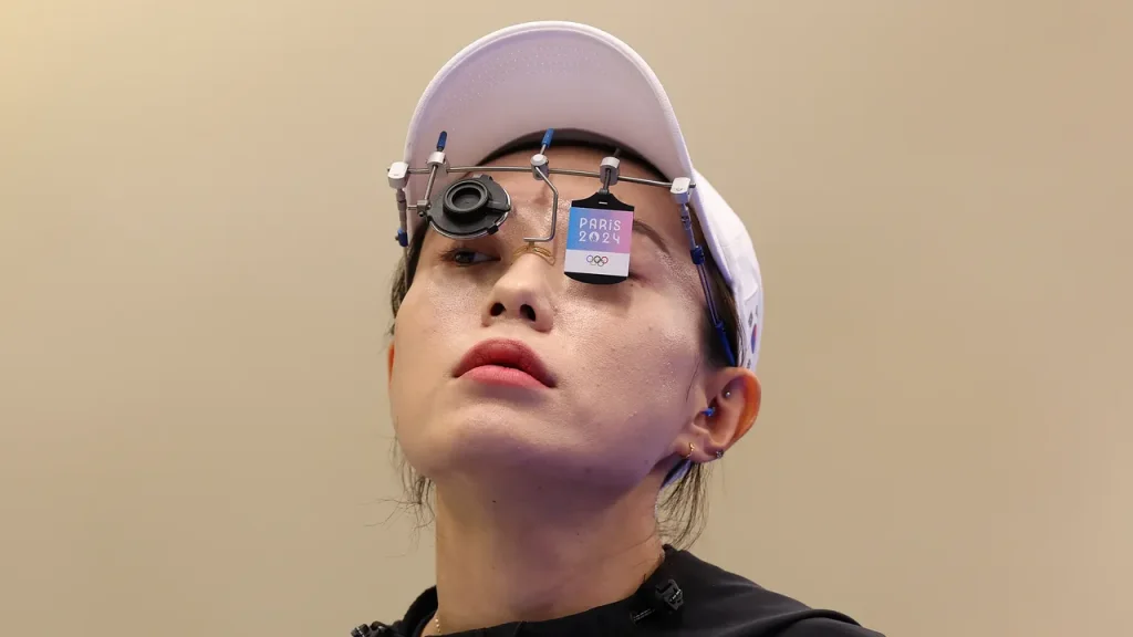 La tiradora surcoreana Kim Yeji rompió las redes con unos anteojos estilo cyberpunk. 