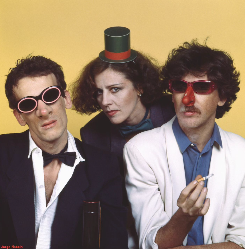 Renata Schussheim, entre L.A. Spinetta y Charly Garcia, en una foto exhibida en la muestra "Al rojo vivo".