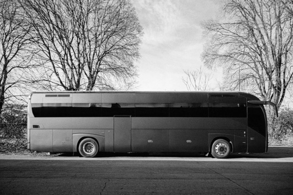 Vista general del impactante coche que expresa el espíritu de la colaboración Moncler x Rick Owens. 