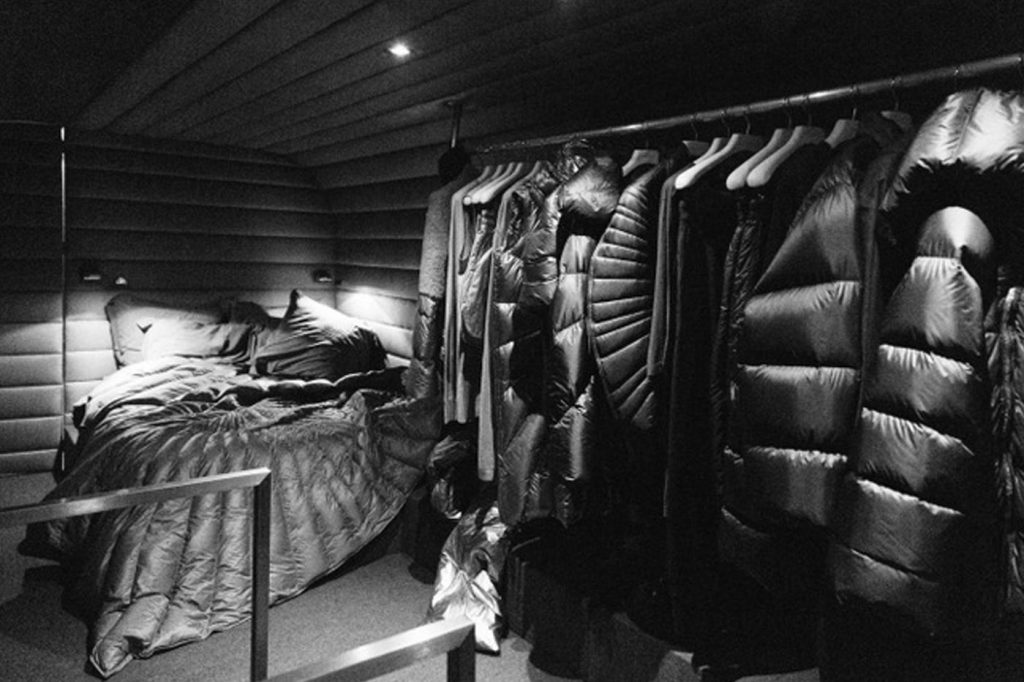 En el interior del bus de Moncler x Rick Owens, un perchero con las puffer más fashionistas del mundo. 