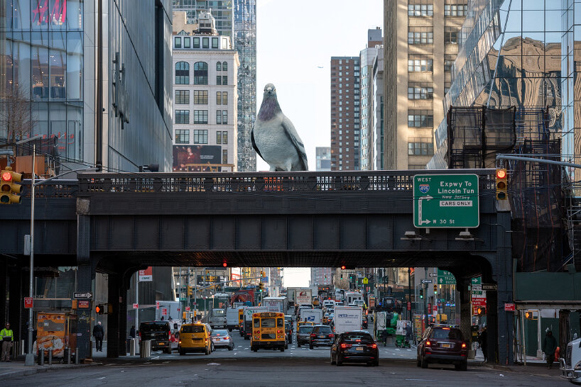 La escultura de la paloma de 5 metros de altura vigila Nueva York desde el parque elevado High Line. 