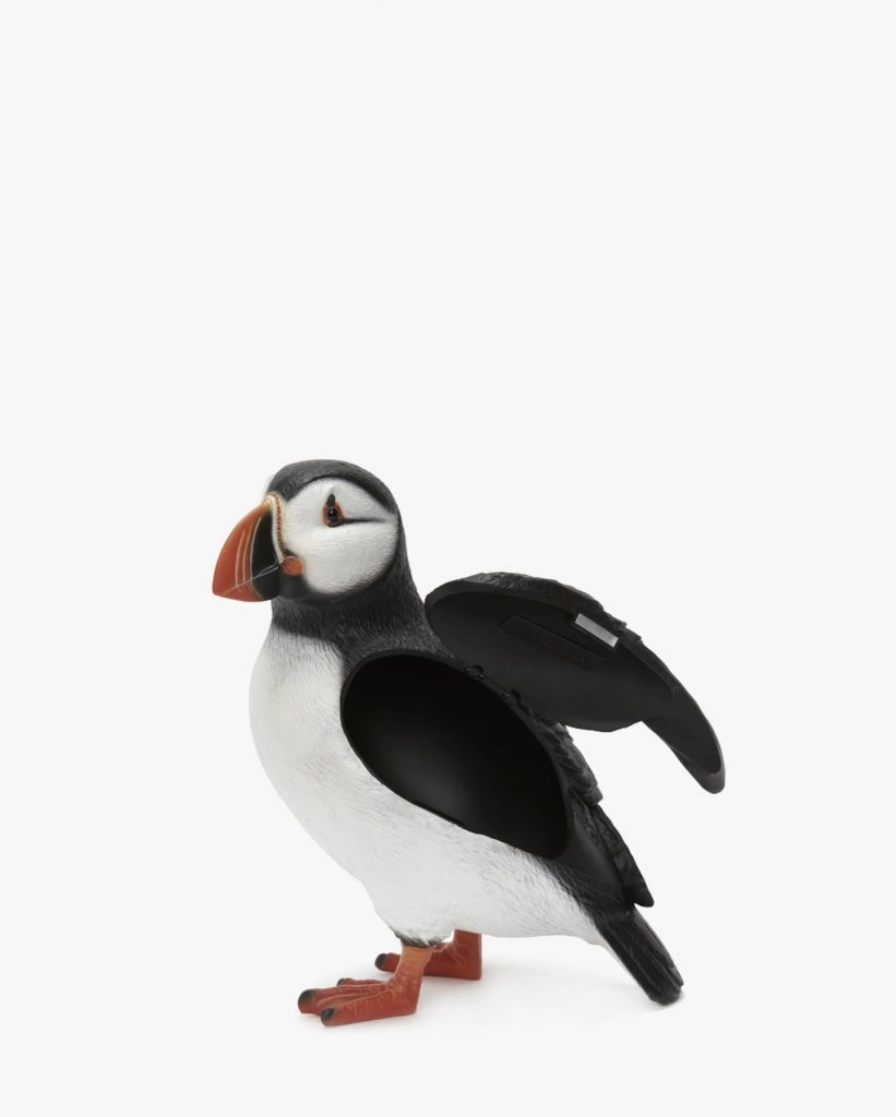 La mini cartera Puffin de JW Anderson simula la figura de un frailecillo atlántico.