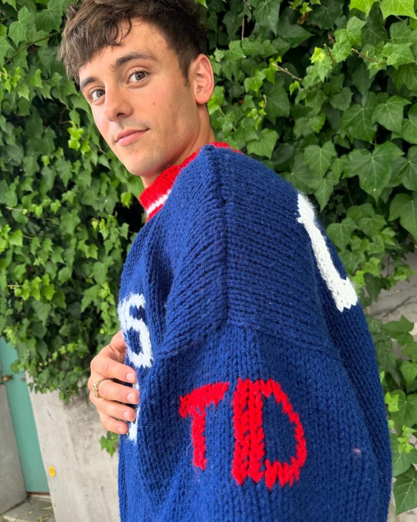 TD, las iniciales de Tom Daley, el atleta ícono de los fans del tejido. 