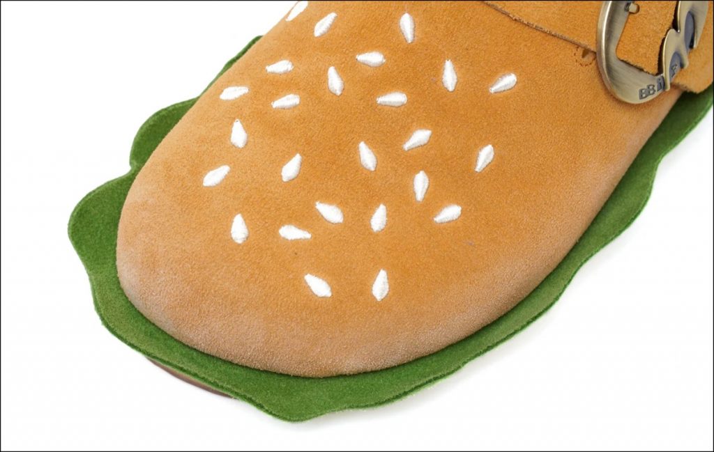 La sandalia hamburguesa de BBIMP con MENTAL FREE replica la textura de un pan con semillas de sésamo ¡bordadas!