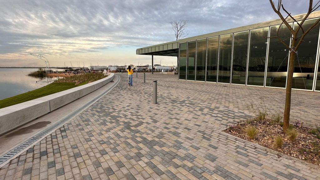 Malba Puertos junto al Lago Central y la Reserva Natural sobre el Río Luján.