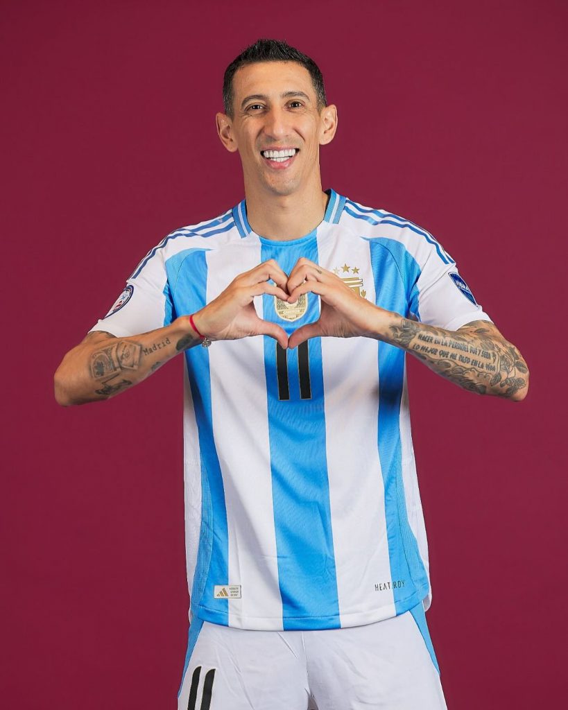 “Fideo” Di María se despide de los hinchas antes del partido en el Monumental, entre Argentina y Chile.