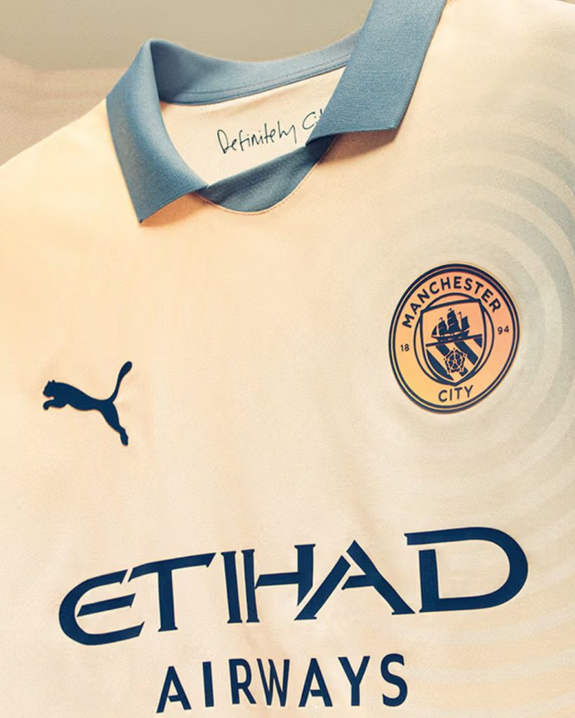 La camiseta del Manchester City tributo al 30º aniversario del álbum debut de Oasis, “Definitely Maybe”. 