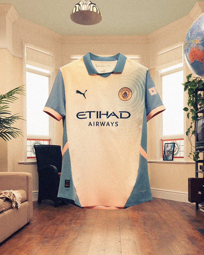 La camiseta del Manchester City tributo al 30º aniversario del álbum debut de Oasis, “Definitely Maybe”. 