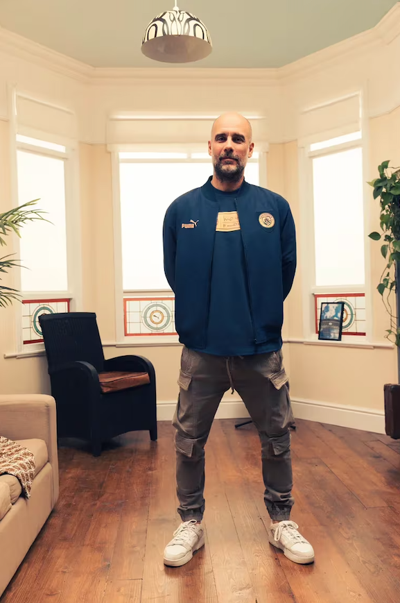 Pep Guardiola, director técnico del Manchester City en el universo Oasis. 