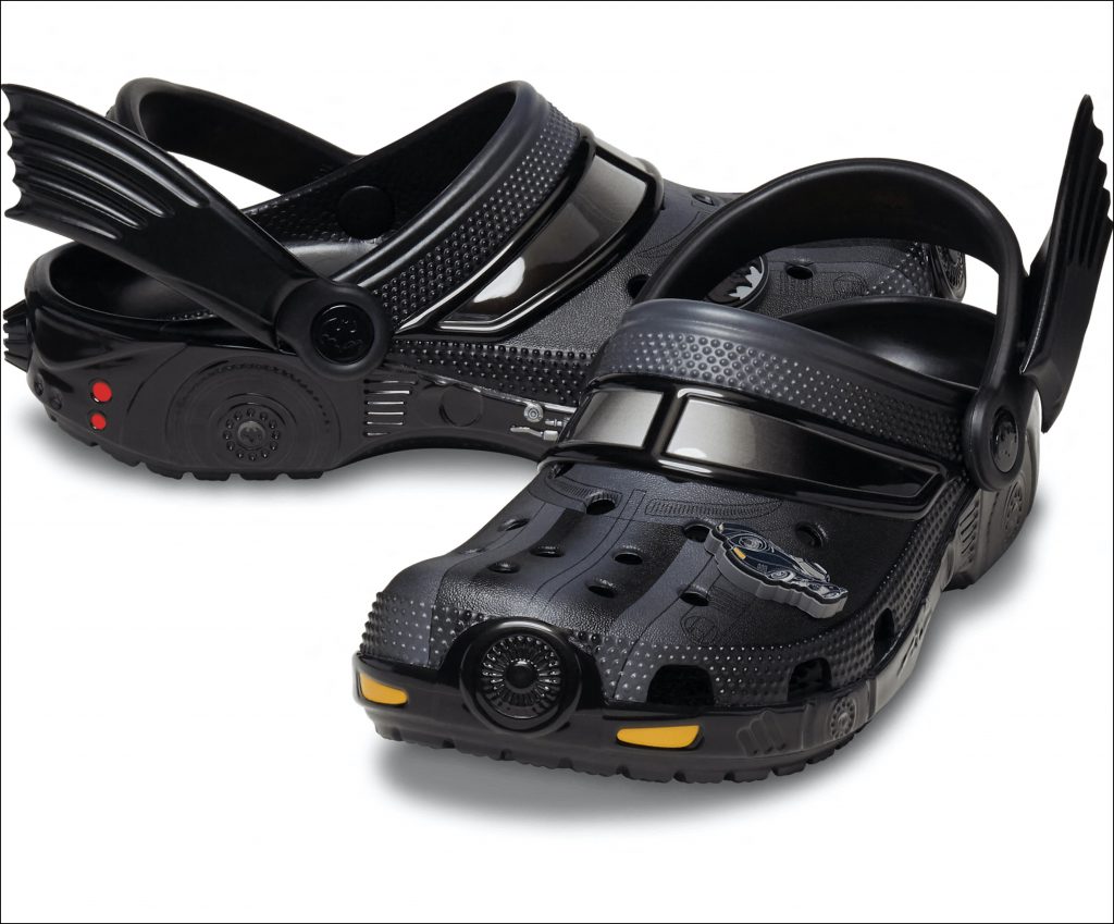 Crocs acaba de presentar su nuevo calzado “Batman x Crocs Classic Clog Batmobile”.