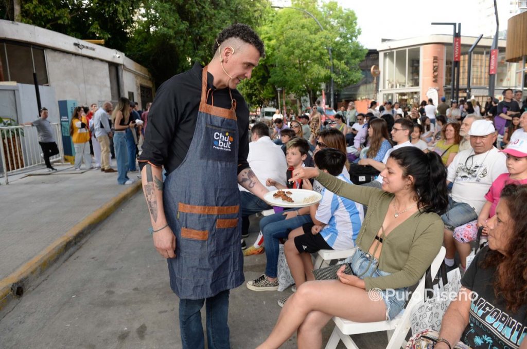 El público se enamoró al instante en la degustación del cocinero oriundo de Trelew. 