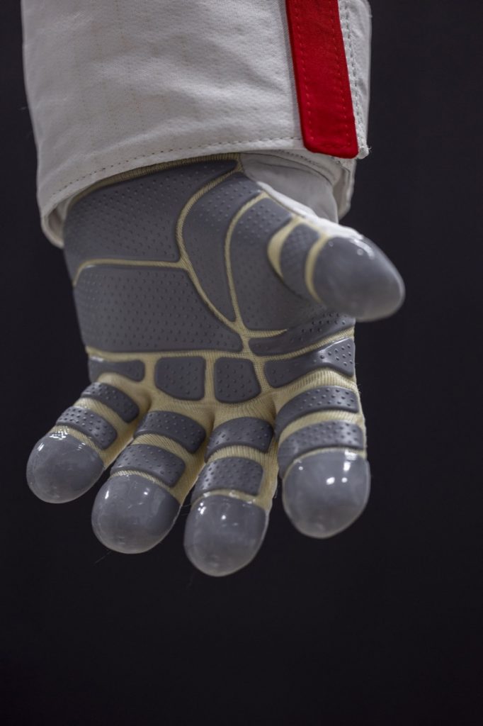 Los guantes a medida del traje espacial AxEMU de Prada.