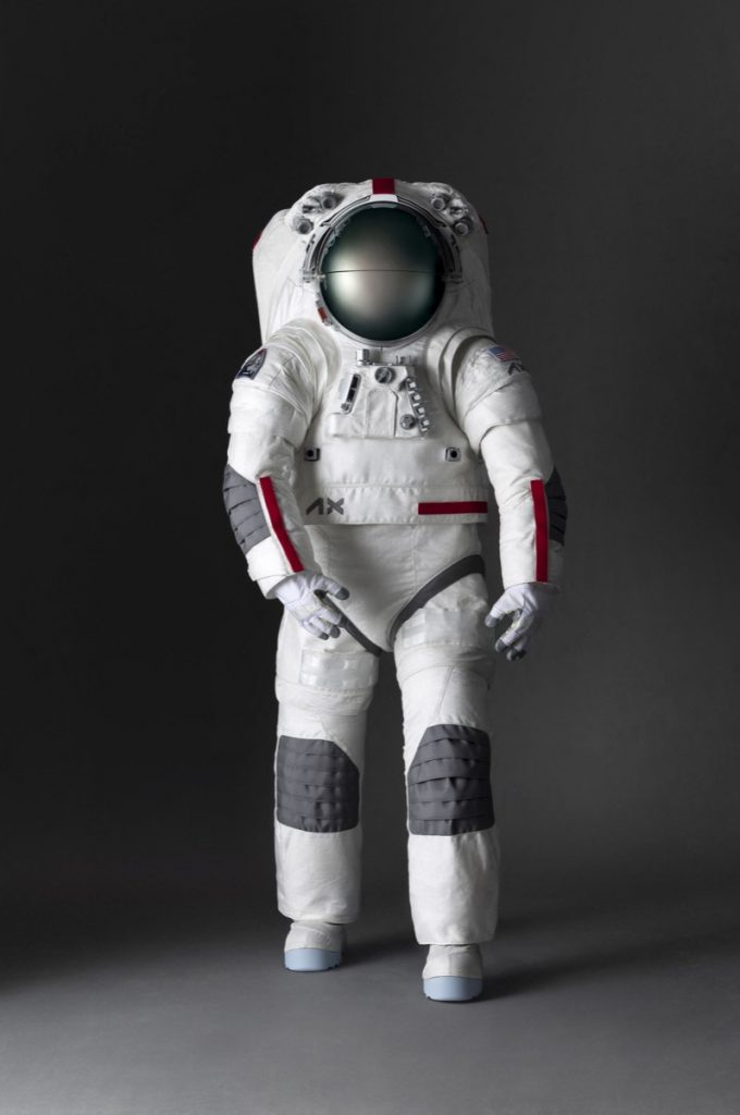 El traje espacial Axiom Extravehicular Mobility Unit (AxEMU). 