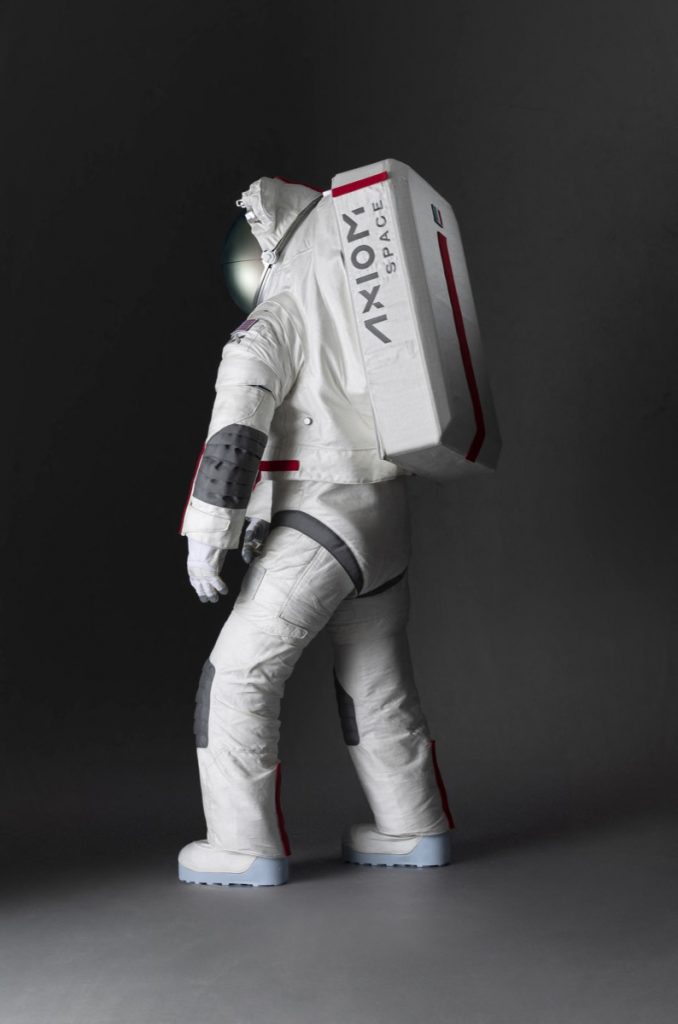 El traje espacial cocreado por Prada está hecho para soportar las temperaturas extremas de la Luna. 