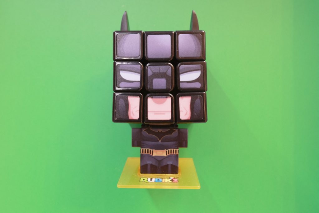 El Cubo de Rubik inspirado en Batman que también se puede exhibir como figura. 