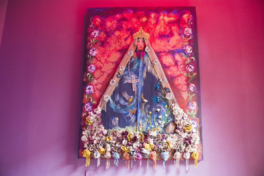 La imponente pintura collage de la Virgen/Pachamama cocreada por Ariel Cortez y Viviana Cortez. 