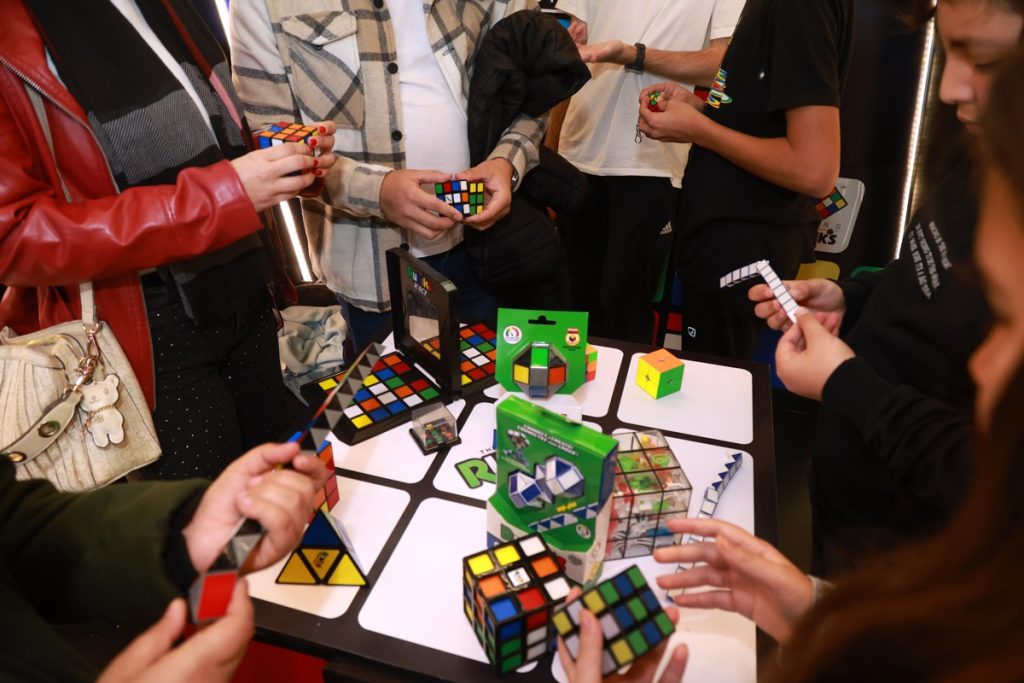 Los nuevos modelos del Cubo de Rubik conquistan a nuevas generaciones. 