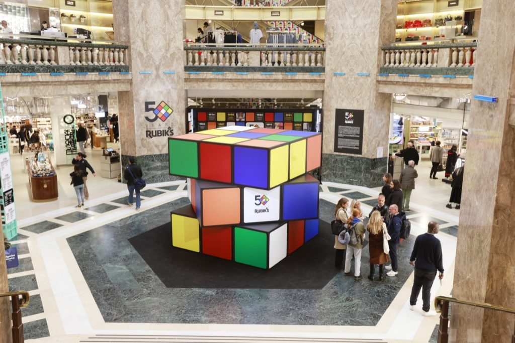 París celebró el 50º aniversario del Cubo de Rubik con una mega instalación en las Galeries Lafayette Champs-Élysées.