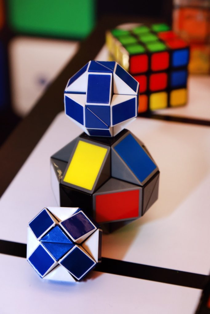 Al clásico formato del Cubo de Rubik, hoy se pueden encontrar diseños con múltiples formas y niveles de complejidad.