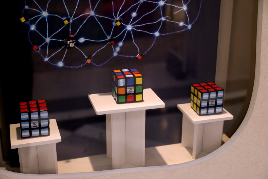 El Cubo de Rubik sobrevive y se fortalece como juego físico y real en un universo de entretenimiento cada vez más mediatizado y digital.