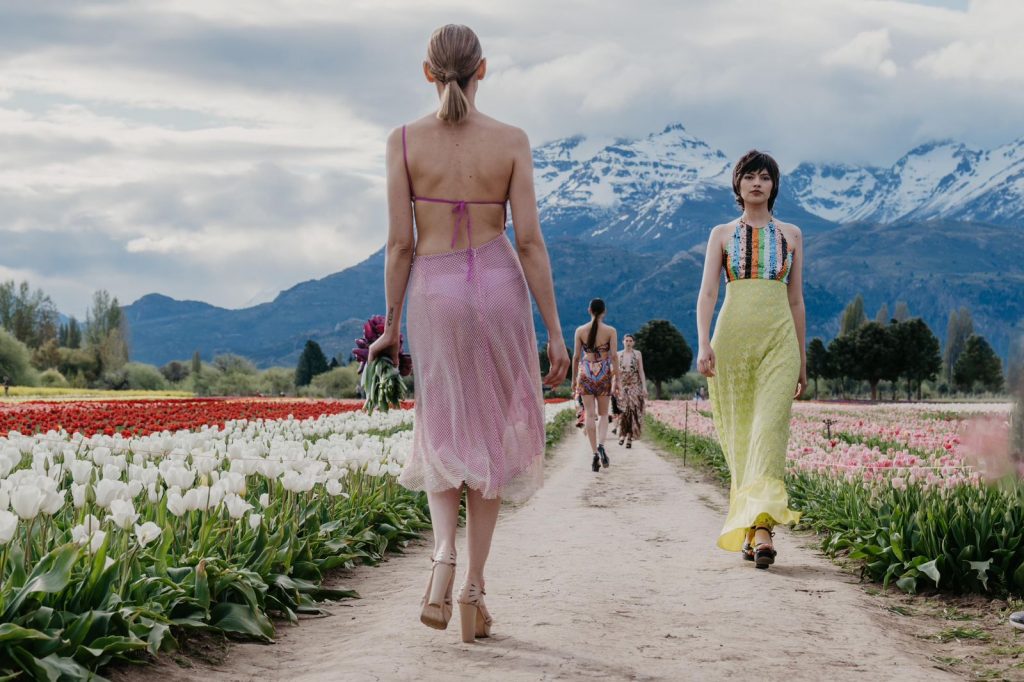 La presentación de Colección Luz By Benito Fernández en el Campo de Tulipanes de Trevelin. 