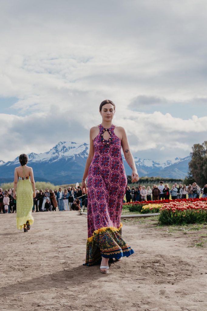 El desfile de Benito Fernández en Campo de Tulipanes de Trevelin. 