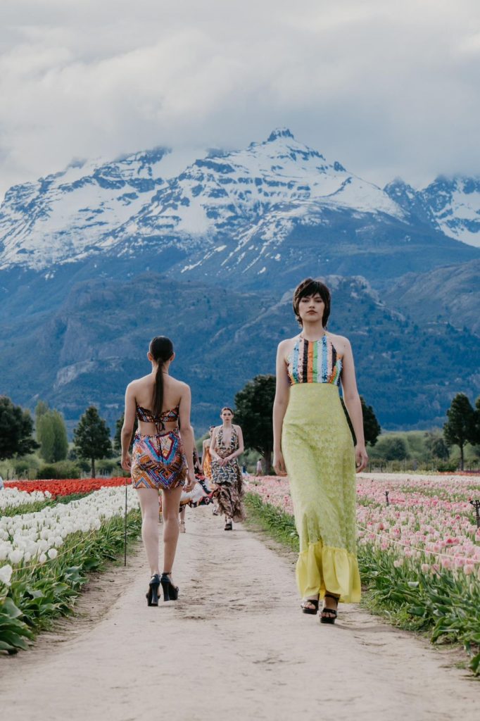 "Expresa el ADN de Benito Fernández", dice el diseñador que llevó su moda a la cordillera patagónica. 