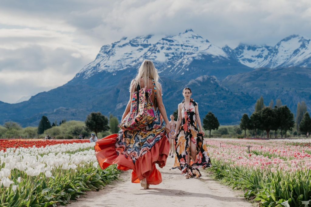 Soledad Solaro, protagonista del gran desfile entre las flores.